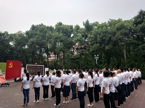中石油某研究中心"緬懷革命先烈、傳承紅色基因"主題教育培訓班在渝開展現場教學