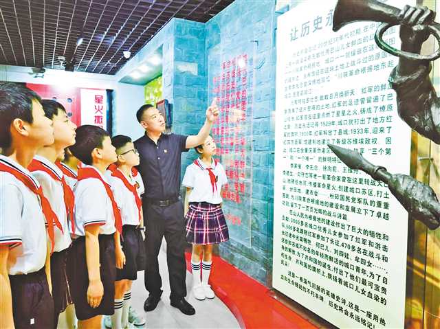 廟壩鎮(zhèn)第一小學學生講述城口革命故事，創(chuàng)作泥塑再現(xiàn)百年經(jīng)典，用實際行動傳承紅色精神 “紅孩子”是這樣“煉”成的