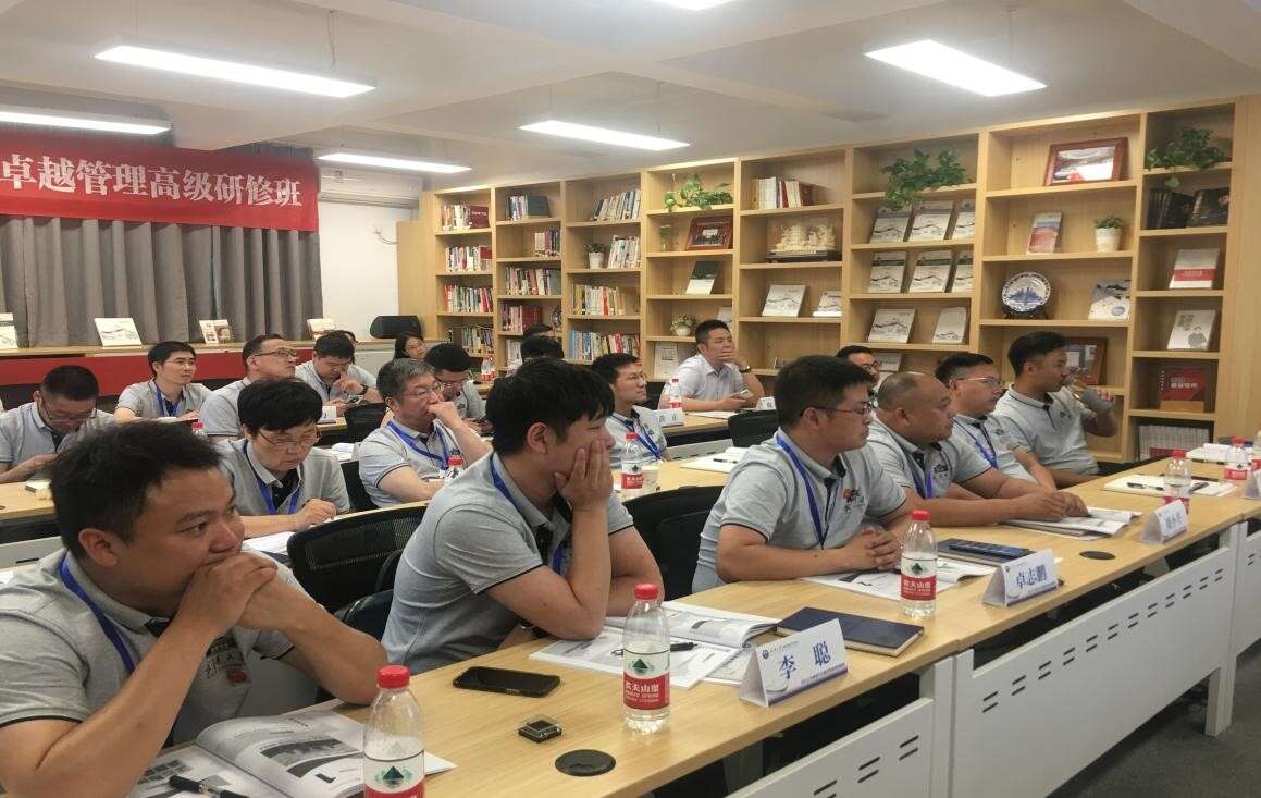 學員認真聽課中