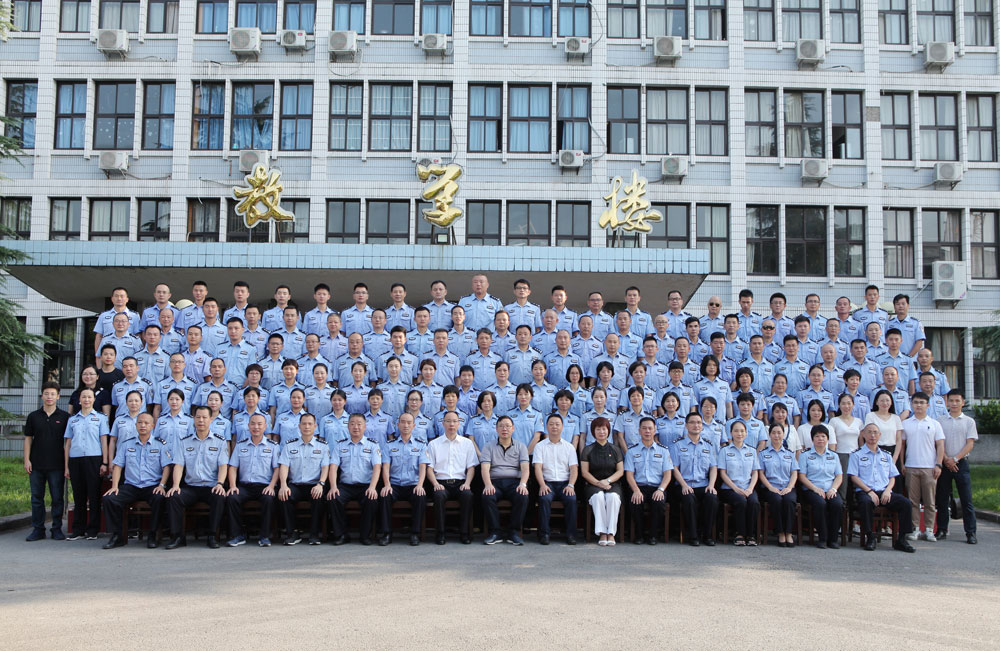 西南政法大學干部培訓:廣州市司法局2019年度戒毒警察‘不忘初心、牢記使命’主題教育暨綜合素能提升培訓班合影