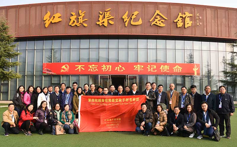 第四批越南司局級黨政公務人員考察團在我院開展研修考察